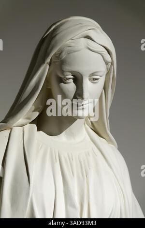 Chambarand, FRANKREICH - 07-05-2024: Steinstatue der Jungfrau Maria Segen. Stockfoto