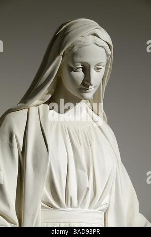 Chambarand, FRANKREICH - 07-05-2024: Steinstatue der Jungfrau Maria Segen. Stockfoto