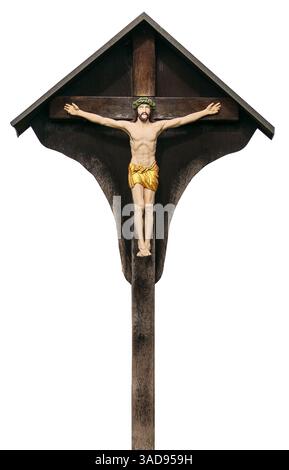 Isoliertes Kruzifix. Rustikales hölzernes Feldkreuz mit Jesus Christus, trägt eine Dornenkrone und goldenes Tuch in hölzernem Baldachin. Christentum oder Stockfoto