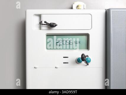 Intelligentes Messgerät oder digitales Messgerät. Nahaufnahme. Digitales Messgerät überträgt den Energieverbrauch. Der Stromverbrauch wird automatisch aufgezeichnet und übertragen. Stockfoto