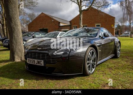 2010 Aston Martin Vantage V12, ausgestellt auf der Bicester Heritage Assembly am 16. März 2025. Stockfoto