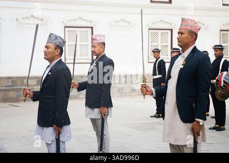 Kathmandu, Kathmandu, Nepal. April 2025. 5. April 2025 ''“ Kathmandu, Nepal: Mitglieder des Gurju Paltan der nepalesischen Armee huldigen den Göttern und Göttinnen während des Chaite Dashain Festivals am Hanuman Dhoka Durbar Square. (Kreditbild: © Sujal Bajracharya/ZUMA Press Wire) NUR REDAKTIONELLE VERWENDUNG! Nicht für kommerzielle ZWECKE! Stockfoto