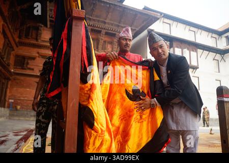 Kathmandu, Kathmandu, Nepal. April 2025. 5. April 2025 ''“ Kathmandu, Nepal: Gurju Paltan, Mitglied der nepalesischen Armee, betet während des Chaite Dashain Festivals am Hanuman Dhoka Durbar Square. (Kreditbild: © Sujal Bajracharya/ZUMA Press Wire) NUR REDAKTIONELLE VERWENDUNG! Nicht für kommerzielle ZWECKE! Stockfoto