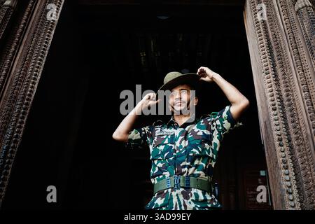 Kathmandu, Kathmandu, Nepal. April 2025. 5. April 2025 ''“ Kathmandu, Nepal: Ein Mitglied der nepalesischen Armee bereitet sich vor dem Chaite Dashain Festival am Hanuman Dhoka Durbar Square vor. (Kreditbild: © Sujal Bajracharya/ZUMA Press Wire) NUR REDAKTIONELLE VERWENDUNG! Nicht für kommerzielle ZWECKE! Stockfoto