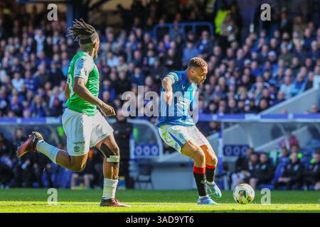 Glasgow, Großbritannien. April 2025. Rangers FC spielte Hibernian FC im Ibrox Stadium, Glasgow, dem Heimstadion der Rangers, in einem Spiel der William Hill Premiership. Das Endresultat waren die Rangers FC 0:2 Hibernian FC. Cyriel Dessers (R9) macht einen Treffer, während Rocky Bushiri (H33) einspringt. Quelle: Findlay/Alamy Live News Stockfoto