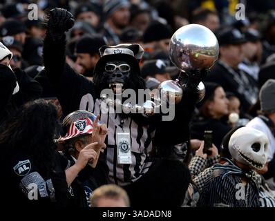 3. Januar 2012 - Oakland, KALIFORNIEN, USA - die Fans der Oakland Raiders in The Black Hole feiern das Spiel des Teams gegen die Carolina Panthers während der Action im vierten Quartal am Sonntag, den 27. November 2016, im Oakland-Alameda County Coliseum in Oakland, Kalifornien Die Raiders besiegten die Panthers von 35 bis 32. (Bild: © Jeff SINER/TNS via ZUMA Wire) Stockfoto