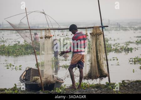 Fische, die sich in Stromnetzen verfangen haben, nachdem sie von Chalan Beel in Chatmohar, Pabna, Bangladesch gefangen wurden. Der Beel ist bekannt für seinen reichen Süßwasser-Biodiver Stockfoto