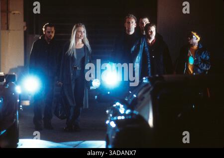 Juni 2000; Hollywood, Kalifornien, USA; Schauspieler (L bis R) GIOVANNI RIBISI (Kip), ANGELINA JOLIE (Sway), NICOLAS CAGE (Randall „Memphis“ Raines), VINNIE JONES (die Sphinx), SCOTT CAAN (Tumbler) und TJ CROSS (Mirror man) in „Gone in 60 Seconds“. . (Kreditbild: Auto Images/ZUMAPRESS.com) Stockfoto