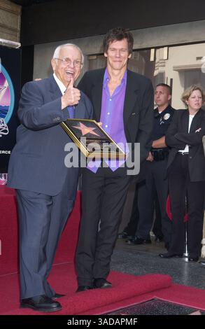 September 30, 2003; Los Angeles, CA, USA; Bürgermeister JOHNNY GRANT und Schauspieler KEVIN BACON bei der Hollywood Walk of Fame Zeremonie für Kevin Bacon. (Bild: Paul Fenton/ZUMAPRESS.com) Stockfoto