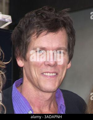 September 30, 2003; Los Angeles, CA, USA; Schauspieler KEVIN BACON bei der Hollywood Walk of Fame Zeremonie für Kevin Bacon. (Bild: Paul Fenton/ZUMAPRESS.com) Stockfoto