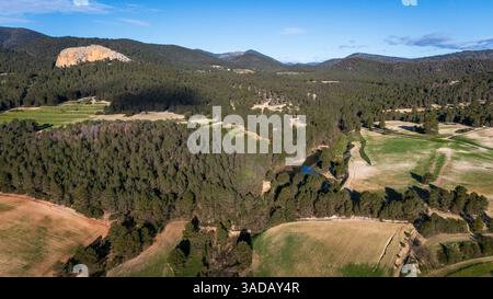 Panoramablick auf die Burete-Bergkette in der Region Murcia mit ihren Kiefernwäldern, bewirtschafteten Feldern und dem Manzano-See. Stockfoto