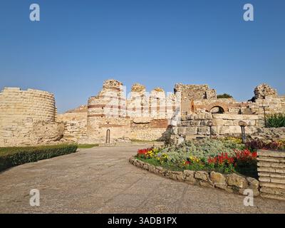 Antike Ruinen von Nessebar, verwitterte Ziegelsteine und Steinmauern, Überreste der byzantinischen Festung. Die thrakische Siedlung Mesembria ist heute die Altstadt von Stockfoto