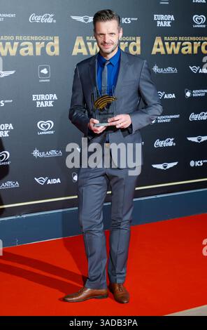 Rost, Deutschland. April 2025. Rust, Deutschland - 04. April 2025: Der 25. Radio Regenbogen Award im Europa-Park mit dem Komiker Florian Schroeder Credit: dpa/Alamy Live News Stockfoto