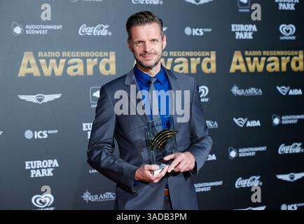 Rost, Deutschland. April 2025. Rust, Deutschland - 04. April 2025: Der 25. Radio Regenbogen Award im Europa-Park mit dem Komiker Florian Schroeder Credit: dpa/Alamy Live News Stockfoto