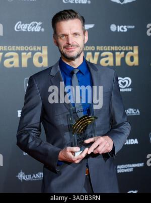 Rost, Deutschland. April 2025. Rust, Deutschland - 04. April 2025: Der 25. Radio Regenbogen Award im Europa-Park mit dem Komiker Florian Schroeder Credit: dpa/Alamy Live News Stockfoto