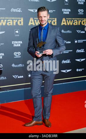 Rost, Deutschland. April 2025. Rust, Deutschland - 04. April 2025: Der 25. Radio Regenbogen Award im Europa-Park mit dem Komiker Florian Schroeder Credit: dpa/Alamy Live News Stockfoto