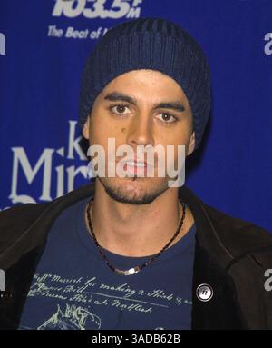 Dezember 2001; New York, NY, USA; Sänger ENRIQUE IGLESIAS posiert für Fotos im Pressesaal für das KTU Miracle am 34. St. Konzert im Madison Square Garden. (Bild: Nancy Kaszerman/ZUMAPRESS.com) Stockfoto