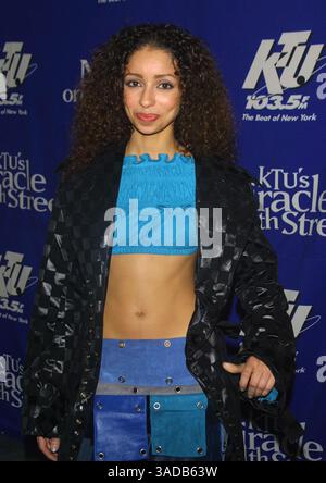 Dezember 2001; New York, NY, USA; Sänger MYA posiert für Fotos im Pressesaal für das KTU Miracle auf der 34. St. Konzert im Madison Square Garden. (Bild: Nancy Kaszerman/ZUMAPRESS.com) Stockfoto