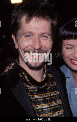 November 1997; Los Angeles, CA, USA; Schauspieler GARY OLDMAN mit Frau Donya bei der Filmpremiere von Alien: Resurrection. (Bild: Terry Lilly/ZUMAPRESS.com) Stockfoto
