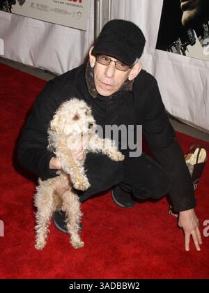 März 2010 - New York, New York, USA - Schauspieler RICHARD BELZER und sein Hund BEBE nehmen an der New Yorker Premiere von „Brooklyn's Finest“ am AMC Loews Lincoln Square Teil (Bild: Nancy Kaszerman/ZUMAPRESS.com) Stockfoto