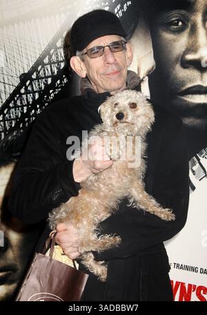 März 2010 - New York, New York, USA - Schauspieler RICHARD BELZER und sein Hund BEBE nehmen an der New Yorker Premiere von „Brooklyn's Finest“ am AMC Loews Lincoln Square Teil (Bild: Nancy Kaszerman/ZUMAPRESS.com) Stockfoto