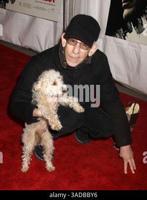 März 2010 - New York, New York, USA - Schauspieler RICHARD BELZER und sein Hund BEBE nehmen an der New Yorker Premiere von „Brooklyn's Finest“ am AMC Loews Lincoln Square Teil (Bild: Nancy Kaszerman/ZUMAPRESS.com) Stockfoto