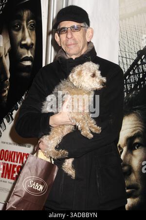 März 2010 - New York, New York, USA - Schauspieler RICHARD BELZER und sein Hund BEBE nehmen an der New Yorker Premiere von „Brooklyn's Finest“ am AMC Loews Lincoln Square Teil (Bild: Nancy Kaszerman/ZUMAPRESS.com) Stockfoto