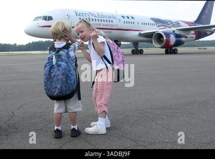 Juli 2004; Raleigh, NC, USA; JACK und EMMA CLAIRE EDWARDS warten auf dem Asphalt des Flughafens Raleigh-Durham International, als ihr Vater, der stellvertretende Präsidentschaftskandidat John Edwards, mit dem Kampagnenjet aus Albuquerque ankommt. (Kreditbild: News Observer/ZUMAPRESS.com) Stockfoto