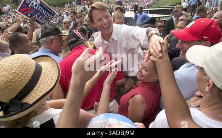 Juli 2004; Raleigh, NC, USA; der demokratische Vizepräsident Senator JOHN EDWARDS arbeitet nach einer Kundgebung an der N.C. State University. (Kreditbild: News Observer/ZUMAPRESS.com) Stockfoto