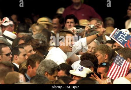 Juli 2004; Raleigh, NC, USA; der demokratische Vizepräsident Senator JOHN EDWARDS arbeitet mit der Menge während einer Kundgebung an der N.C. State University. (Kreditbild: News Observer/ZUMAPRESS.com) Stockfoto
