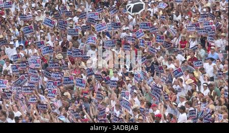 Juli 2004; Raleigh, NC, USA; ein Teil der mehr als 25.000 Menschen bekunden ihre Unterstützung für den demokratischen Präsidentschaftskandidaten Senator John Edwards während einer Kundgebung an der N.C. State University. (Kreditbild: News Observer/ZUMAPRESS.com) Stockfoto