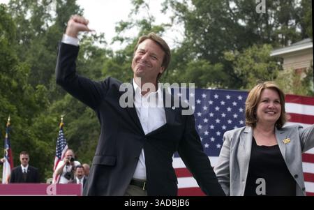 Juli 2004; Raleigh, NC, USA; der stellvertretende Präsidentschaftskandidat JOHN EDWARDS wird vom Applaus von mehr als 25.000 Anhängern aufgeregt, als er und seine Frau ELIZABETH an der N.C. State University ankommen. (Kreditbild: News Observer/ZUMAPRESS.com) Stockfoto