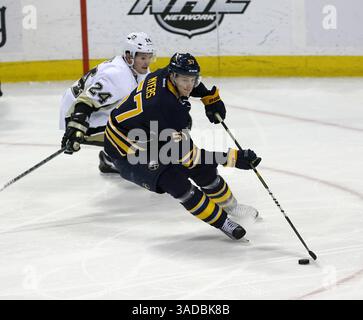 NHL-Buffalo Sabres vs Pittsburgh Penguins, so, 19. Februar 2012, Buffalo Sabres Defenseman Tyler Myers #57 entzieht sich dem Stockcheck der Pittsburgh Pinguins hinterließ Winger Matt Cooke #24 während der ersten Aktion zwischen den Buffalo Sabres vs Pittsburgh Pinguins vom First Niagara Center, 19. Februar 2012. (Credit Image: © Nick Loverde/Cal Sport Media/ZUMAPRESS.com) Stockfoto