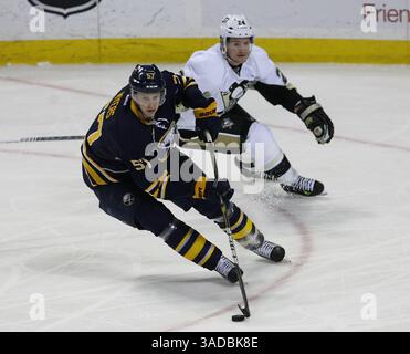 NHL-Buffalo Sabres vs Pittsburgh Penguins, so, 19. Februar 2012, Buffalo Sabres Defenseman Tyler Myers #57 entzieht sich dem Stockcheck der Pittsburgh Pinguins hinterließ Winger Matt Cooke #24 während der ersten Aktion zwischen den Buffalo Sabres vs Pittsburgh Pinguins vom First Niagara Center, 19. Februar 2012. (Credit Image: © Nick Loverde/Cal Sport Media/ZUMAPRESS.com) Stockfoto
