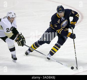 NHL-Buffalo Sabres vs Pittsburgh Penguins, so, 19. Februar 2012, Buffalo Sabres Defenseman Tyler Myers #57 entzieht sich dem Stockcheck der Pittsburgh Pinguins hinterließ Winger Matt Cooke #24 während der ersten Aktion zwischen den Buffalo Sabres vs Pittsburgh Pinguins vom First Niagara Center, 19. Februar 2012. (Credit Image: © Nick Loverde/Cal Sport Media/ZUMAPRESS.com) Stockfoto