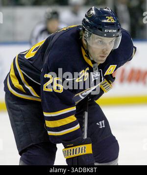 NHL-Buffalo Sabres vs Pittsburgh Penguins, so, 19. Februar 2012, Buffalo Sabres verließ Wing Thomas Vanek #26 konzentriert sich auf seine offensichtliche Verantwortung während der Aktion in der dritten Periode zwischen den Buffalo Sabres vs Pittsburgh Penguins vom First Niagara Center, 19. Februar 2012. (Credit Image: © Nick Loverde/Cal Sport Media/ZUMAPRESS.com) Stockfoto