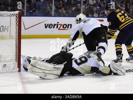 NHL-Buffalo Sabres vs Pittsburgh Penguins, so, 19. Februar 2012, Buffalo's Tyler Ennis #63 beobachtet seinen Schuss im Nest an den weitläufigen Beinen von Torwart Marc-Andre Fleury #29 und Verteidiger Paul Martin #7 während der dritten Phase zwischen den Buffalo Sabres gegen Pittsburgh Penguins aus dem First Niagara Center, 19. Februar 2012. (Credit Image: © Nick Loverde/Cal Sport Media/ZUMAPRESS.com) Stockfoto