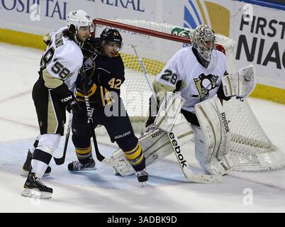 NHL-Buffalo Sabres vs Pittsburgh Penguins, so, 19. Februar 2012, Buffalo Nathan Gerbe #42 kämpft mit Kris Letang #58 um Platz vor dem Torwart Marc-Andre Fleury #29 der Penguins während der zweiten Phase zwischen den Buffalo Sabres gegen Pittsburgh Penguins aus dem First Niagara Center, 19. Februar 2012. (Credit Image: © Nick Loverde/Cal Sport Media/ZUMAPRESS.com) Stockfoto