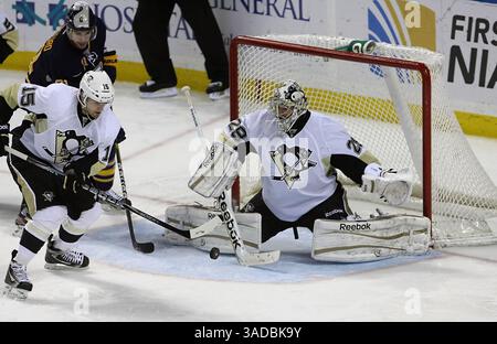 NHL-Buffalo Sabres vs Pittsburgh Penguins, so, 19. Februar 2012, Pittsburgh Penguins links Winger Dustin Jeffrey #15 will den Puck von Buffalo Sabres entfernen Rechts Winger Drew Stafford #21 nach einer großen Rettung von Penguins Torwart Marc-Andre Fleury #29 während der zweiten Phase zwischen den Buffalo Sabres vs Pittsburgh Penguins aus dem First Niagara Center, 19. Februar 2012. (Credit Image: © Nick Loverde/Cal Sport Media/ZUMAPRESS.com) Stockfoto