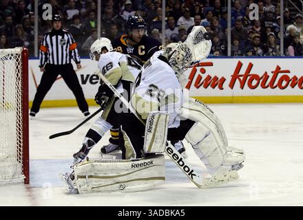 NHL-Buffalo Sabres vs Pittsburgh Penguins, so, 19. Februar 2012, Pittsburgh Penguins Torhüter Marc-Andre Fleury #29 macht einen großen Handschuh, während Penguins Center Joe Vitale #46 Buffalo Jason Pominville #29 während der Action in der dritten Periode von Buffalo Sabres gegen Pittsburgh Penguins aus dem ersten Niagara Center entfernt, 19. Februar 2012. (Credit Image: © Nick Loverde/Cal Sport Media/ZUMAPRESS.com) Stockfoto