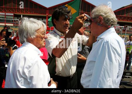 Bernie Ecclestone (GBR) F1 Supremo mit Pasquale Lattuneddu (Bild: Sutton Motorsports/ZUMAPRESS.com) Stockfoto