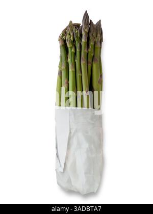 Ein Haufen frischer Spargel in weißem Papier zum Verkauf, isoliert auf weiß mit Beschneidungspfad Stockfoto