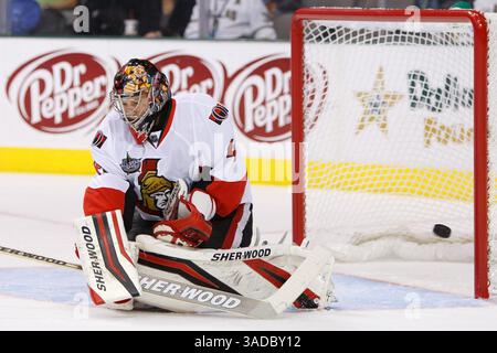1. Dezember 2011: Dallas, Texas, USA – Ottawa Senators Goalie CRAIG ANDERSON (41) bei der Aktion zwischen den Dallas Stars und Ottawa Senators. Dallas besiegt Ottawa 3-2 im American Airlines Center (Foto: © Andrew Dieb/Southcreek/ZUMAPRESS.com) Stockfoto