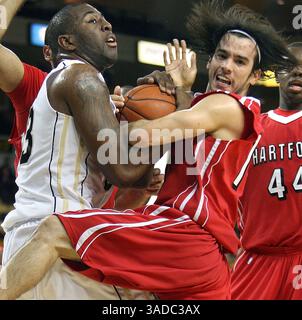 3. Dezember 2011 - Orlando, Florida, USA - Stürmer KEITH CLANTON (L) aus Central Florida kämpft in der UCF Arena gegen den Hartford-Wachmann ANDRES TORRES. (Bild: © Stephen M. Dowell/Orlando Sentinel/MCT/ZUMAPRESS.com) Stockfoto