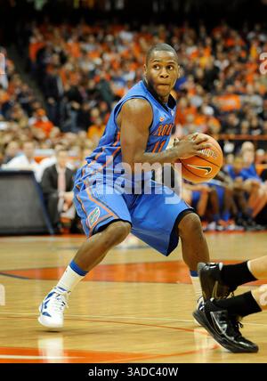 2. Dezember 2011: Die Syracuse Orange besiegte die Florida Gators 72-68 im Carrier Dome in Syracuse, NY. Florida Wächter Erving Walker (#11) in Aktion, während er Syracuse spielt. (Kreditbild: © Alan Schwartz/Cal Sport Media/ZUMAPRESS.com) Stockfoto