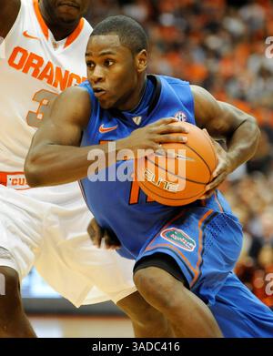 2. Dezember 2011: Die Syracuse Orange besiegte die Florida Gators 72-68 im Carrier Dome in Syracuse, NY. Der Florida-Wärter Erving Walker (#11) nimmt den Ball auf dem Spielfeld ab, während er Syracuse spielt. (Kreditbild: © Alan Schwartz/Cal Sport Media/ZUMAPRESS.com) Stockfoto