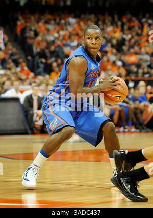 2. Dezember 2011: Die Syracuse Orange besiegte die Florida Gators 72-68 im Carrier Dome in Syracuse, NY. Florida Wächter Erving Walker (#11) in Aktion, während er Syracuse spielt. (Kreditbild: © Alan Schwartz/Cal Sport Media/ZUMAPRESS.com) Stockfoto
