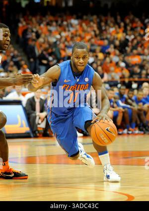 2. Dezember 2011: Die Syracuse Orange besiegte die Florida Gators 72-68 im Carrier Dome in Syracuse, NY. Florida Wächter Erving Walker (#11) in Aktion, während er Syracuse spielt. (Kreditbild: © Alan Schwartz/Cal Sport Media/ZUMAPRESS.com) Stockfoto