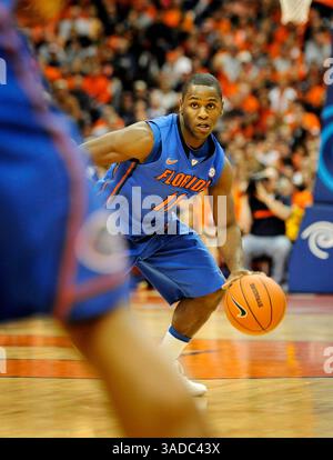 2. Dezember 2011: Die Syracuse Orange besiegte die Florida Gators 72-68 im Carrier Dome in Syracuse, NY. Der Florida-Wärter Erving Walker (#11) will den Ball beim Spiel mit Syracuse passieren. (Kreditbild: © Alan Schwartz/Cal Sport Media/ZUMAPRESS.com) Stockfoto