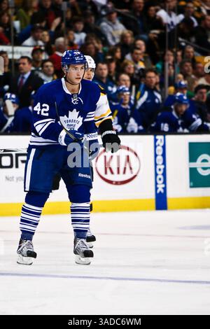 Dezember 2011 – Boston, Massachusetts, USA S - Toronto Maple Leafs Center Tyler Bozak (42) während des Spiels gegen die Boston Bruins im TD Garden in Boston, Massachusetts. Boston Bruins besiegt Toronto Maple Leafs 4:1. (Kreditbild: © Mark Box/Southcreek/ZUMAPRESS.com) Stockfoto